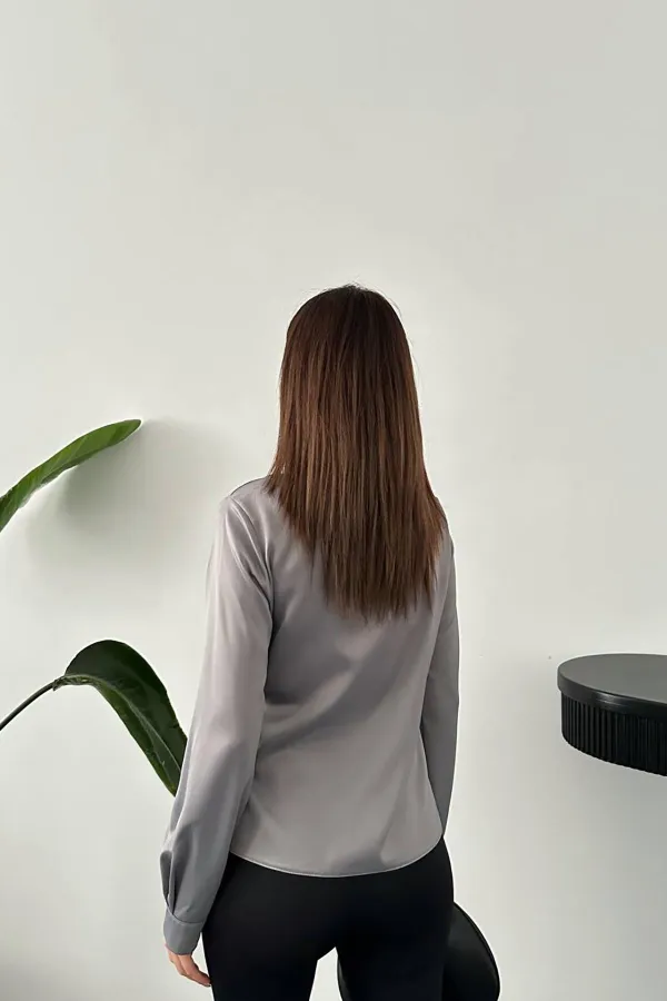 Toptan Gri Düğme Detaylı Saten Bluz