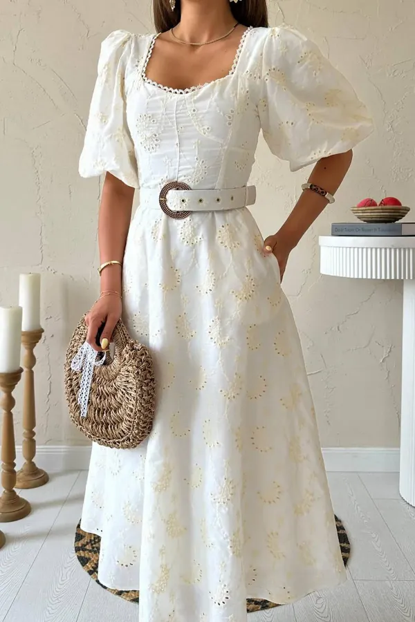 Robe brodée à ceinture et bonnets écrus en gros