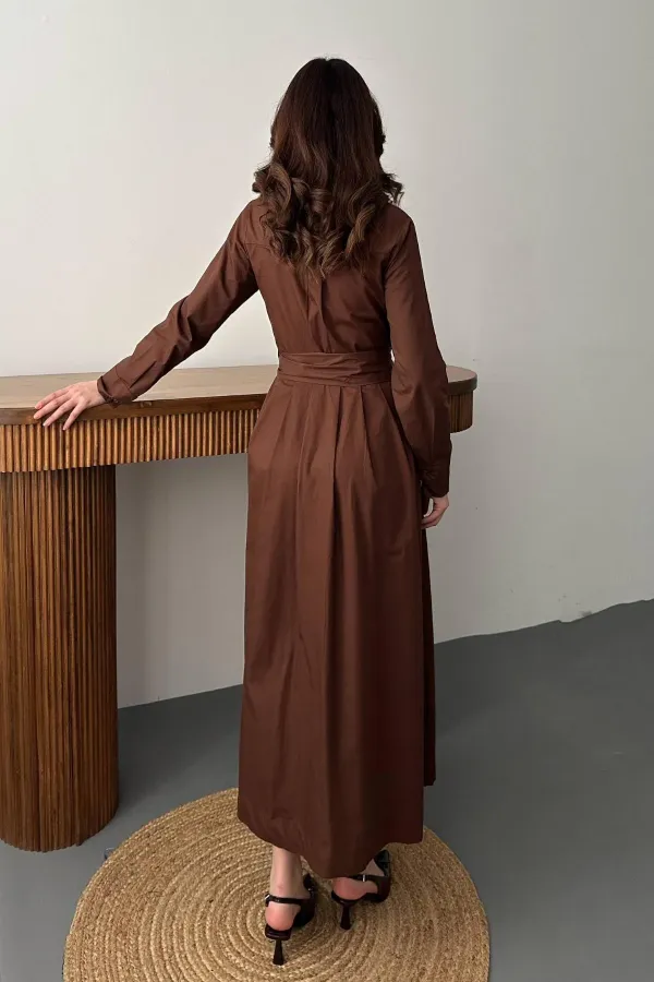 Robe en popeline marron boutonnée en gros