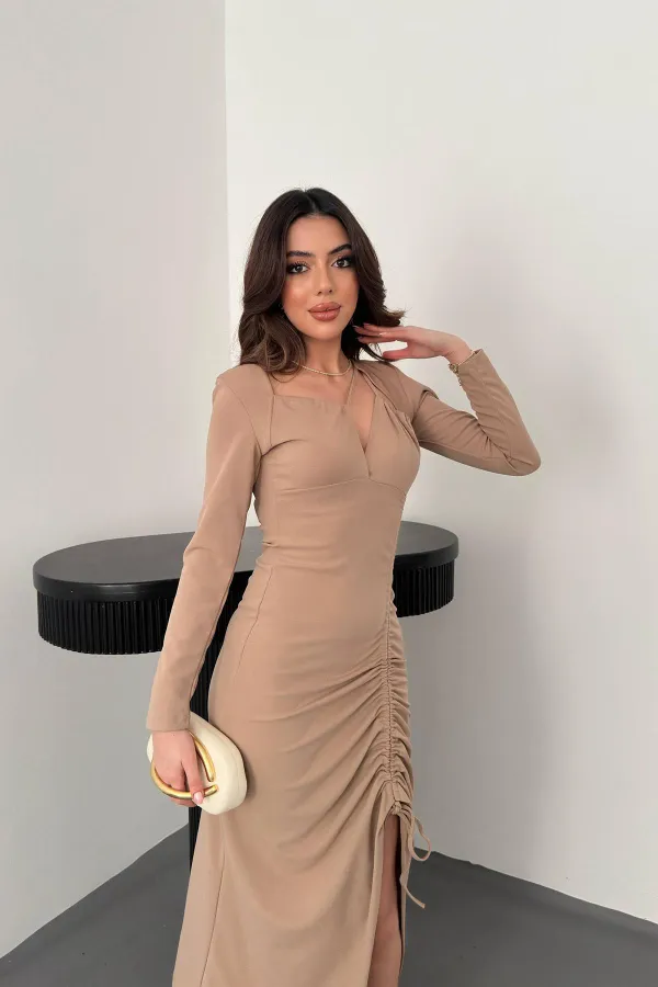 Robe beige à bretelles et fentes en gros