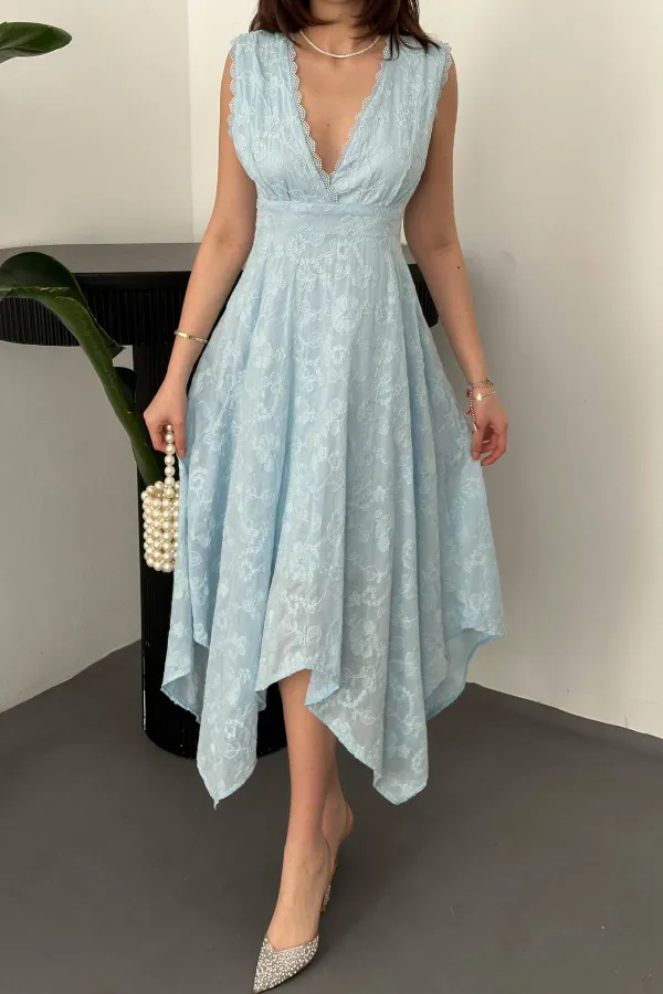 Robe bleue brodée en gros