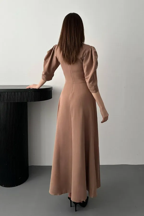Robe longue décolletée à imprimé camel et nœud décoratif