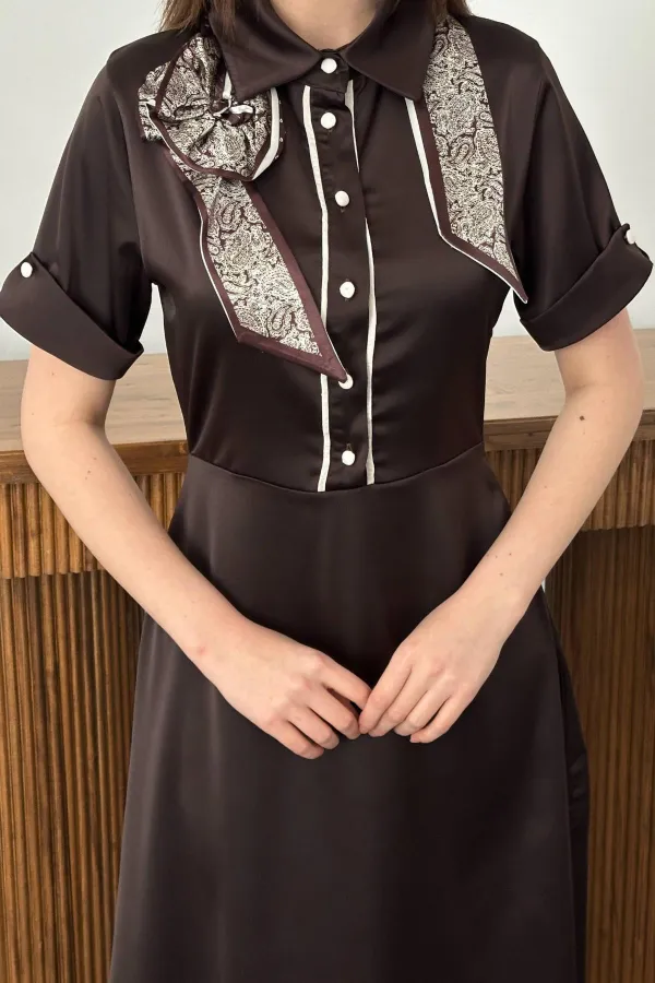 Toptan Kahverengi Fular Detaylı Saten Elbise