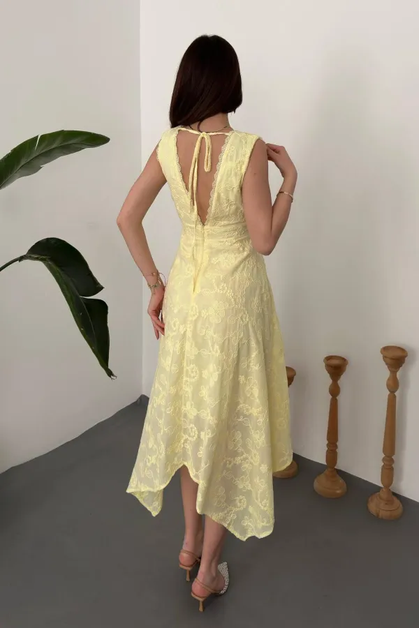 Robe jaune brodée en gros