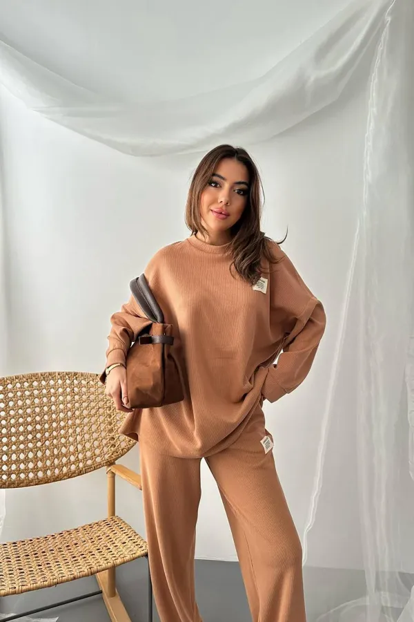 Ensemble pull et pantalon côtelés classiques Camel en gros
