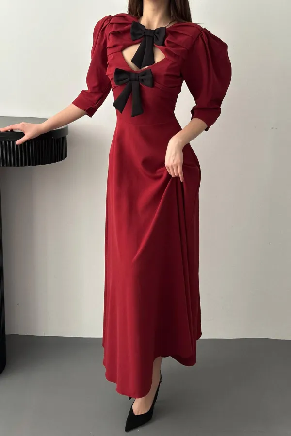 Robe longue bordeaux décolletée avec nœud décoratif sur le devant