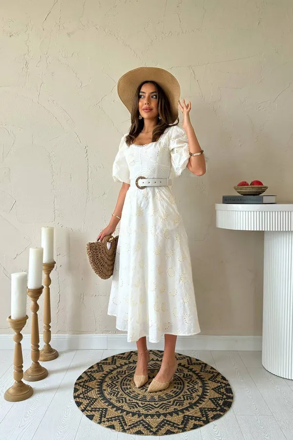Robe brodée à ceinture et bonnets écrus en gros