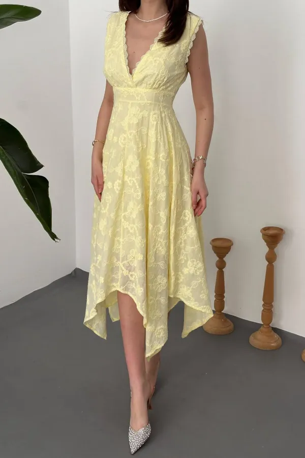 Robe jaune brodée en gros