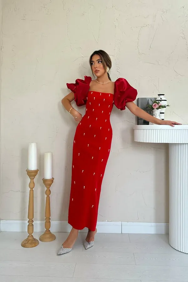 Robe rouge à manches brodées en gros