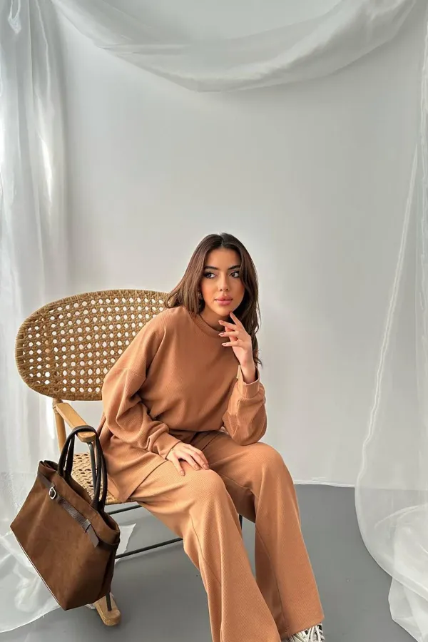 Ensemble pull et pantalon côtelés classiques Camel en gros