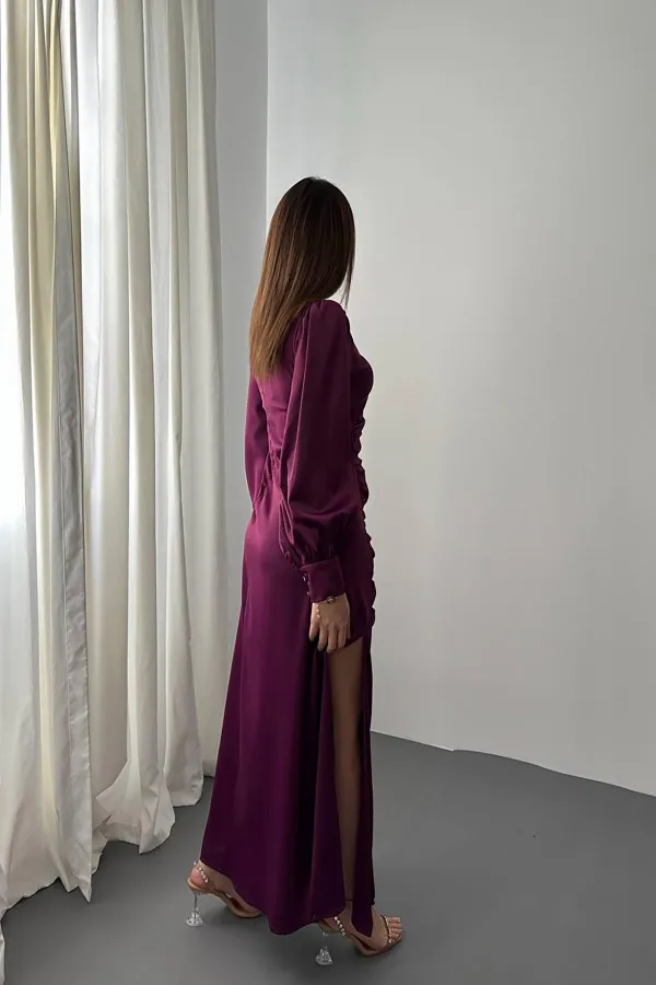 Robe en satin violet avec fente latérale et plis, vente en gros