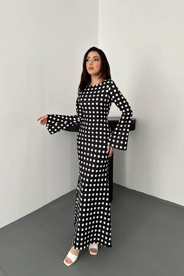 Robe moulante noire à pois en gros