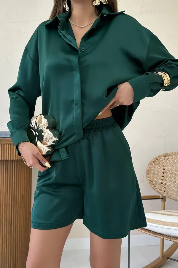 Costume short en satin émeraude en gros