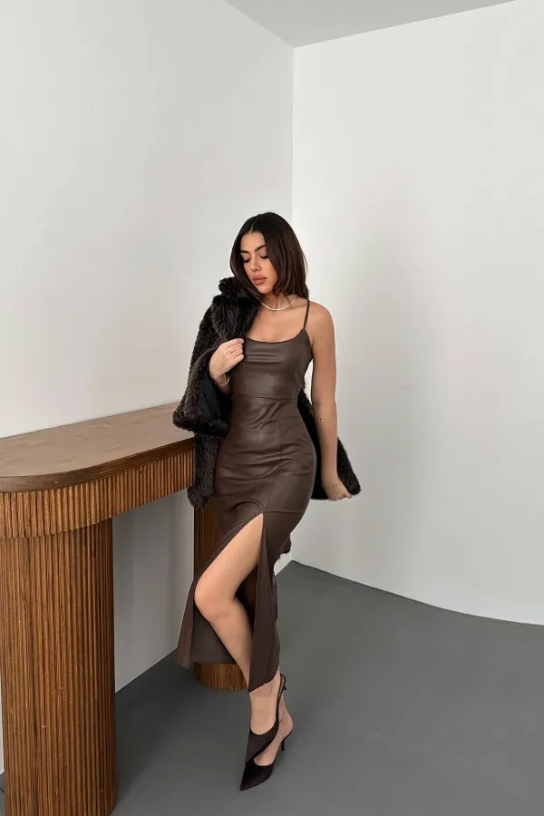 Robe dos nu en cuir marron foncé en gros