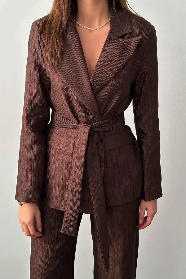 Costume marron brillant avec ceinture en gros