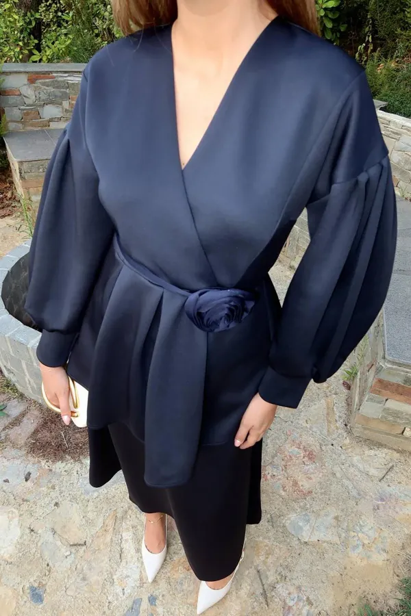 Costume bleu marine détaillé avec roses en gros