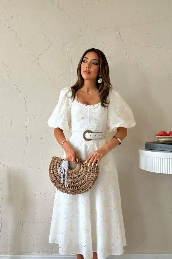 Robe brodée à ceinture et bonnets écrus en gros