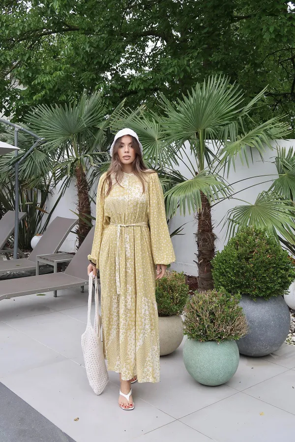 Robe à col juge avec ceinture et motif floral jaune en gros