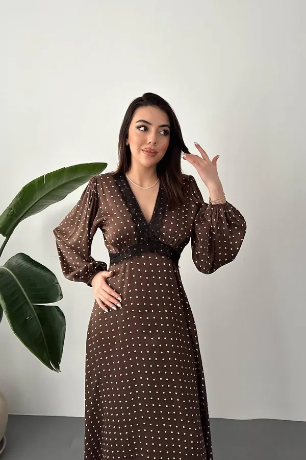 Robe marron satinée à pois avec détails en dentelle, vendue en gros