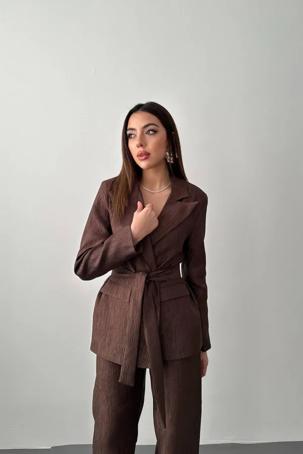 Costume marron brillant avec ceinture en gros