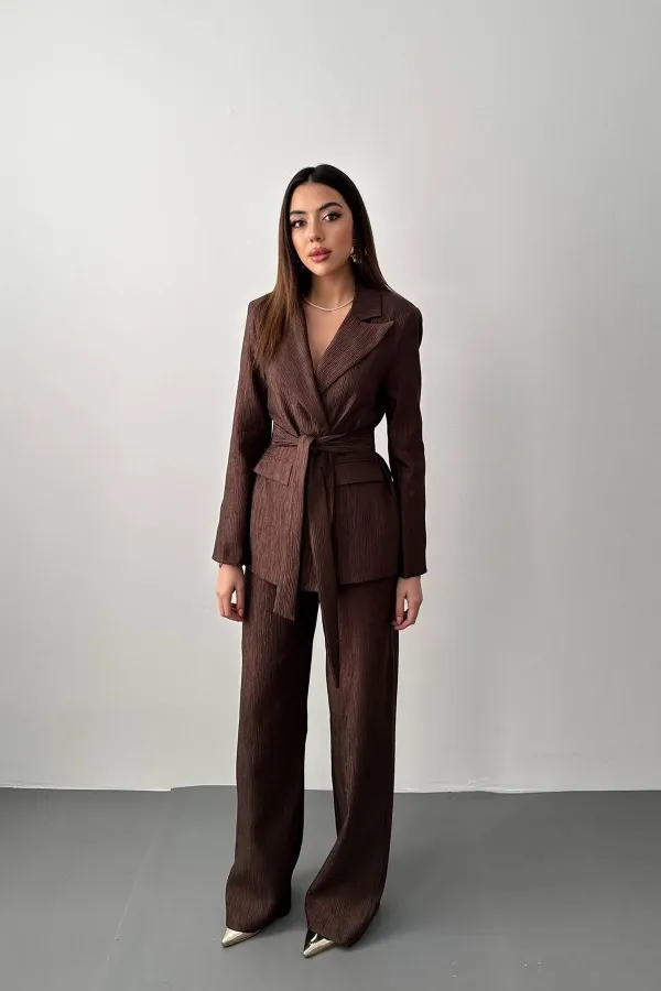 Costume marron brillant avec ceinture en gros