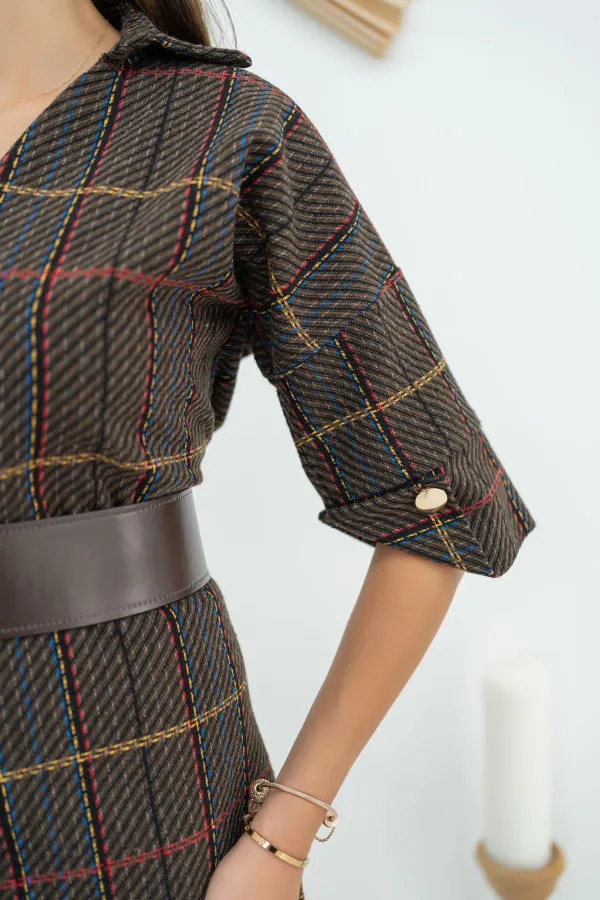 Mini-robe rayée marron à ceinture en gros