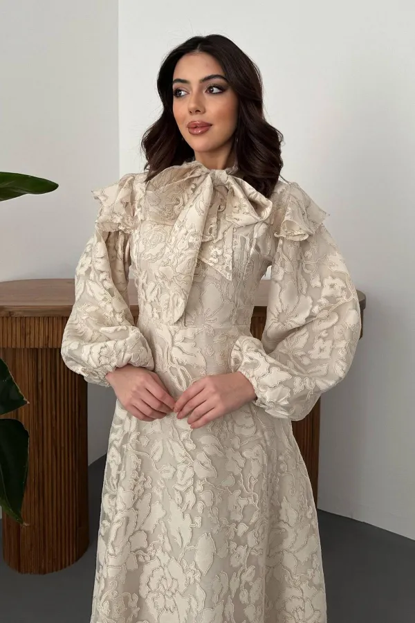 Toptan Bej Yakası Fular Detaylı Elbise