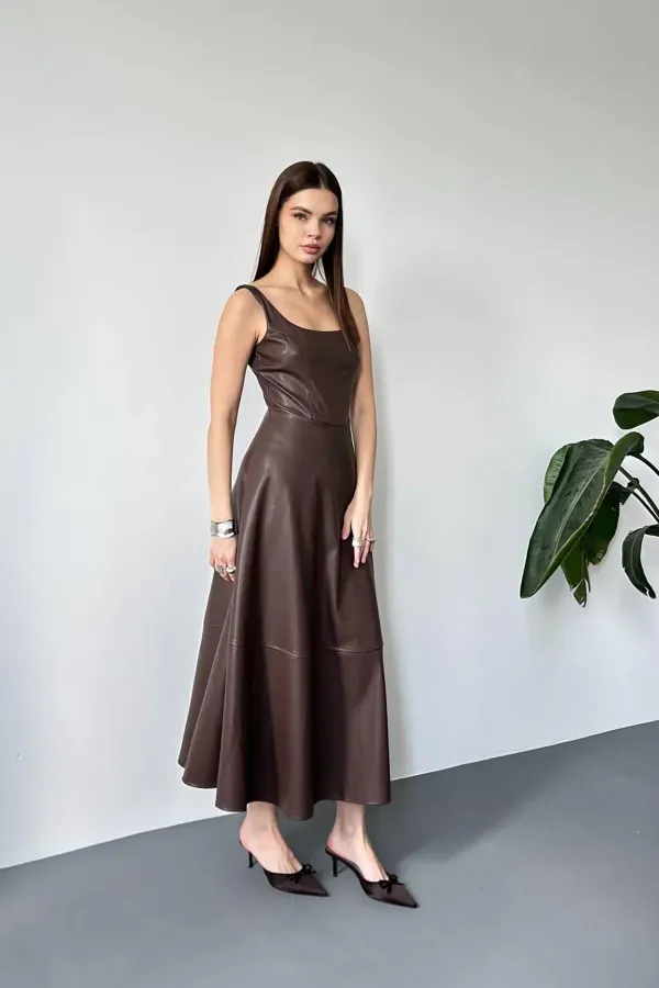 Robe en cuir marron à bretelles en gros