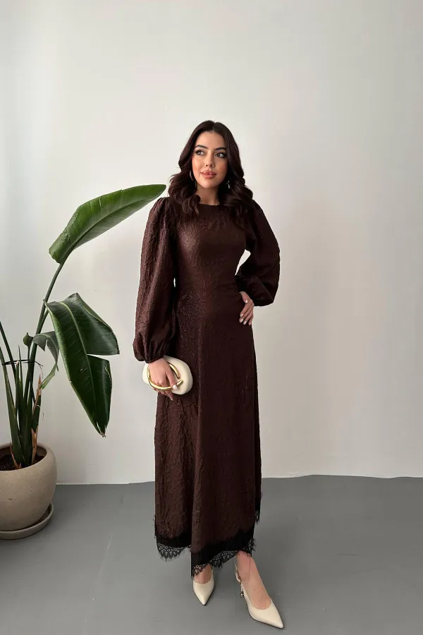 Toptan Kahverengi Kabartmalı Dantel Detaylı Kemerli Uzun Elbise