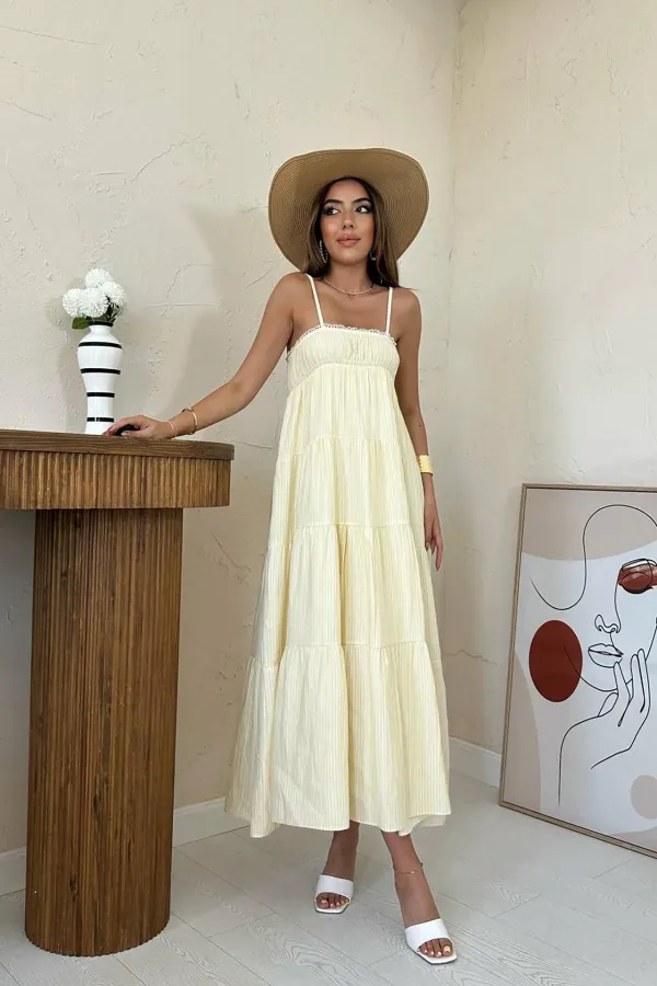 Robe en mousseline rayée jaune à bretelles en gros