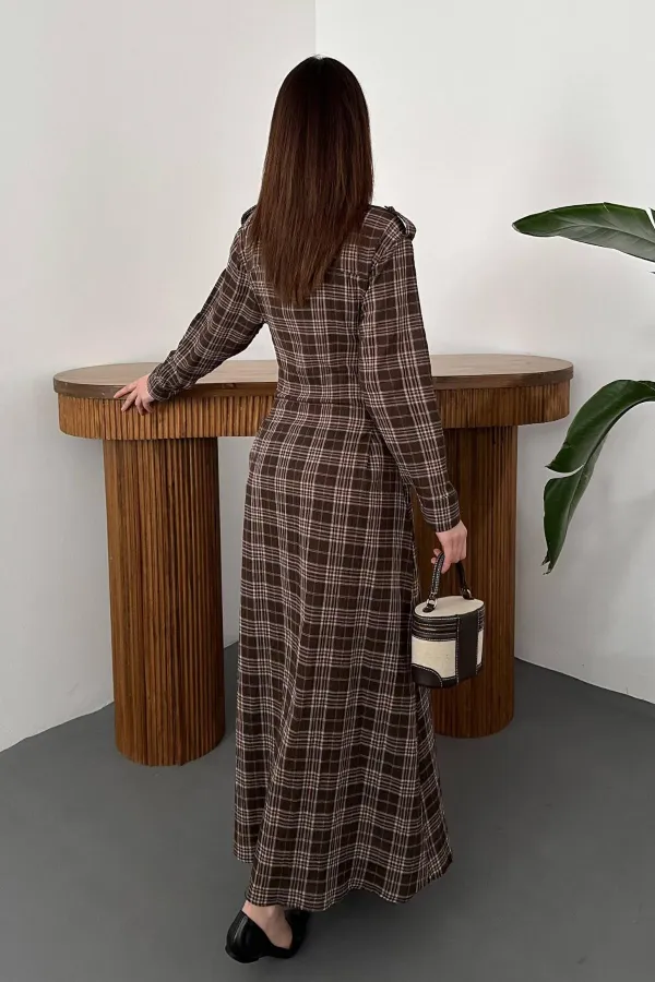 Robe plissée marron à carreaux en gros