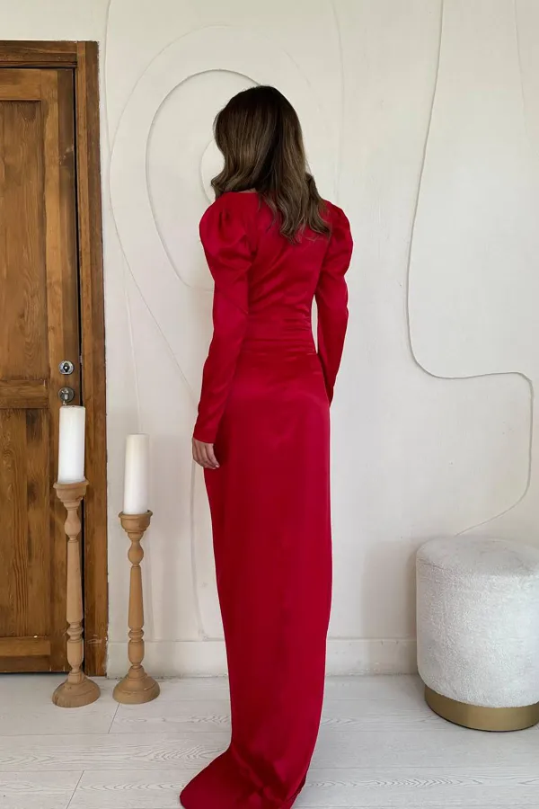 Robe rouge plissée fendue en gros