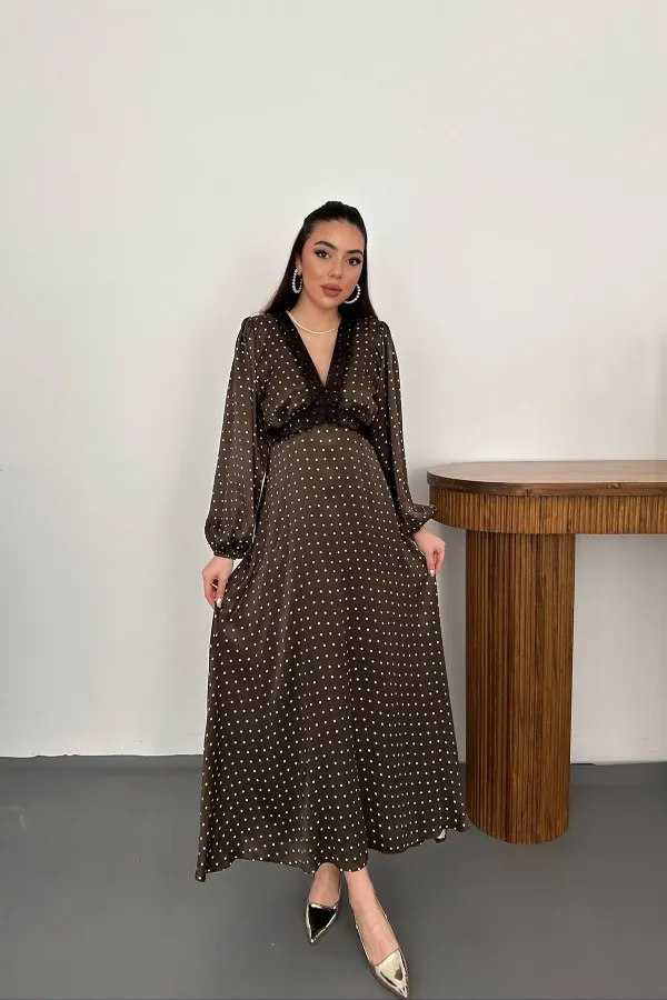 Robe kaki satinée à pois avec détails en dentelle, en vente en gros