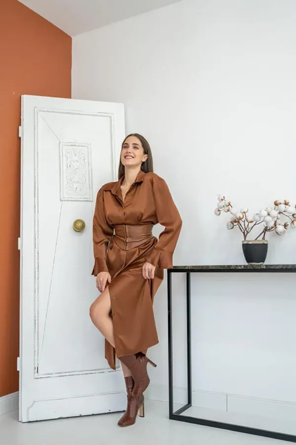 Robe en satin marron avec détails en cuir, vente en gros