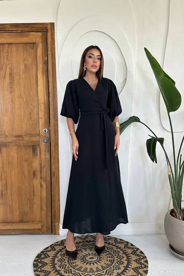 Robe en mousseline noire avec ceinture en gros