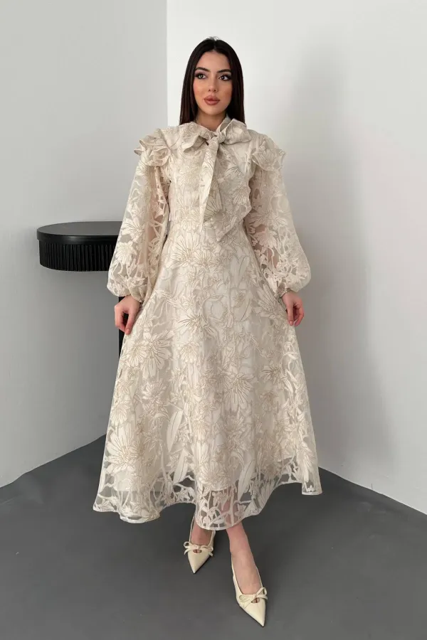 Robe beige en gros avec détail foulard au col