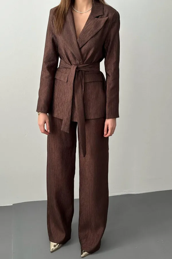 Costume marron brillant avec ceinture en gros