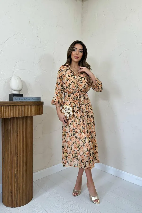 Robe en mousseline de soie beige avec ceinture en gros