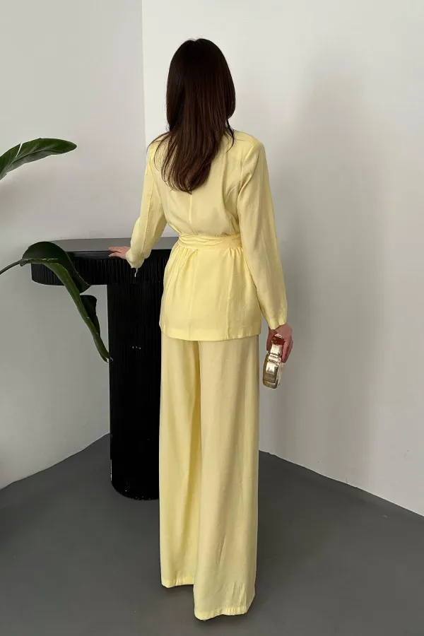 Ensemble veste et pantalon jaunes ceinturés en gros