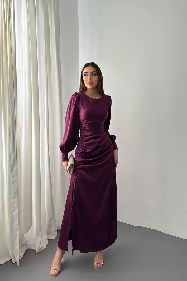 Robe en satin violet avec fente latérale et plis, vente en gros