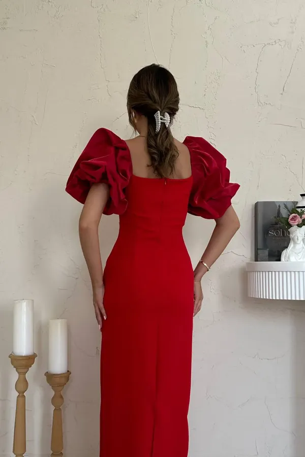 Robe rouge à manches brodées en gros