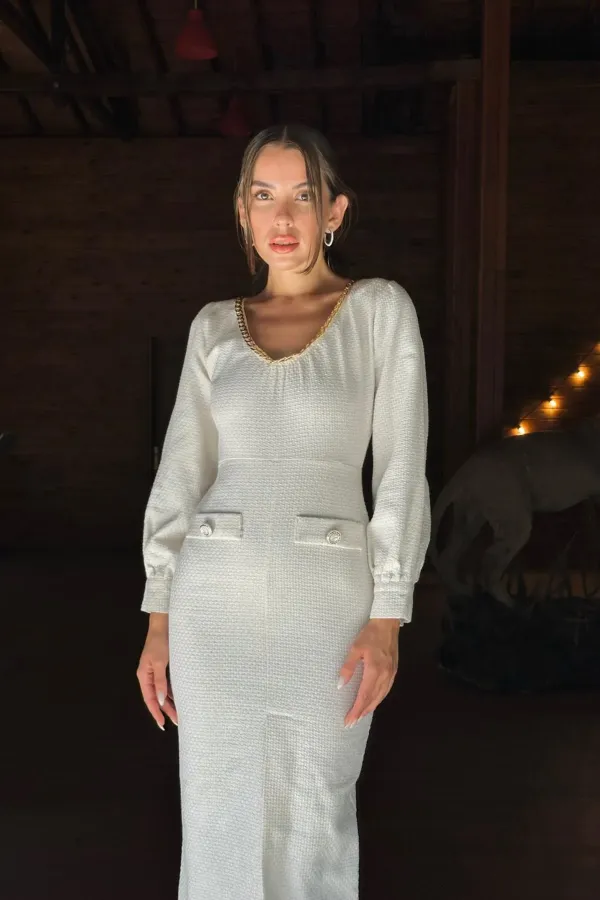 Robe écrue à col large en gros