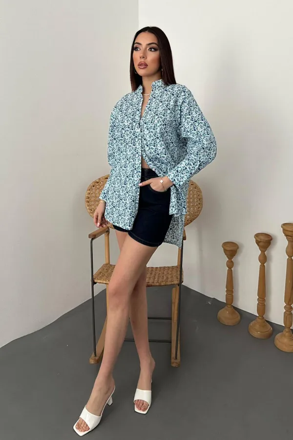 Chemise bleue à col en V et à motifs en gros