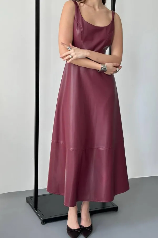 Robe à bretelles en cuir bordeaux en gros