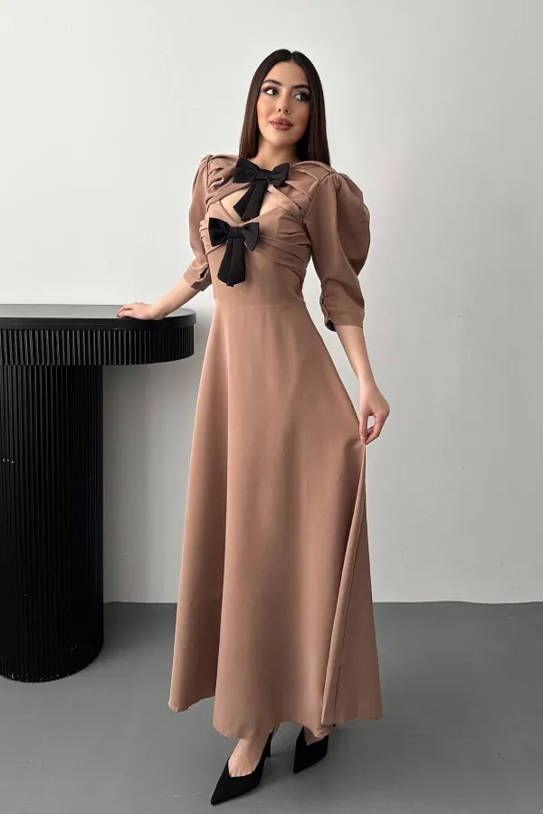 Robe longue décolletée à imprimé camel et nœud décoratif