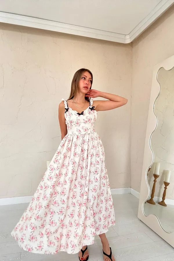 Robe fleurie beige en gros avec nœud sur le devant