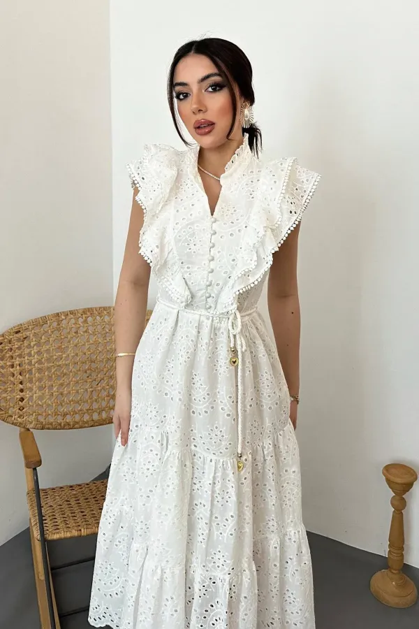 Robe blanche boutonnée à volants en gros