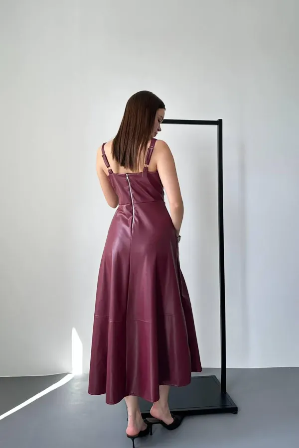 Robe à bretelles en cuir bordeaux en gros