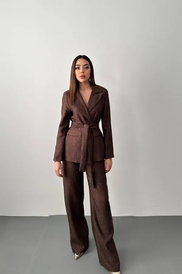 Costume marron brillant avec ceinture en gros