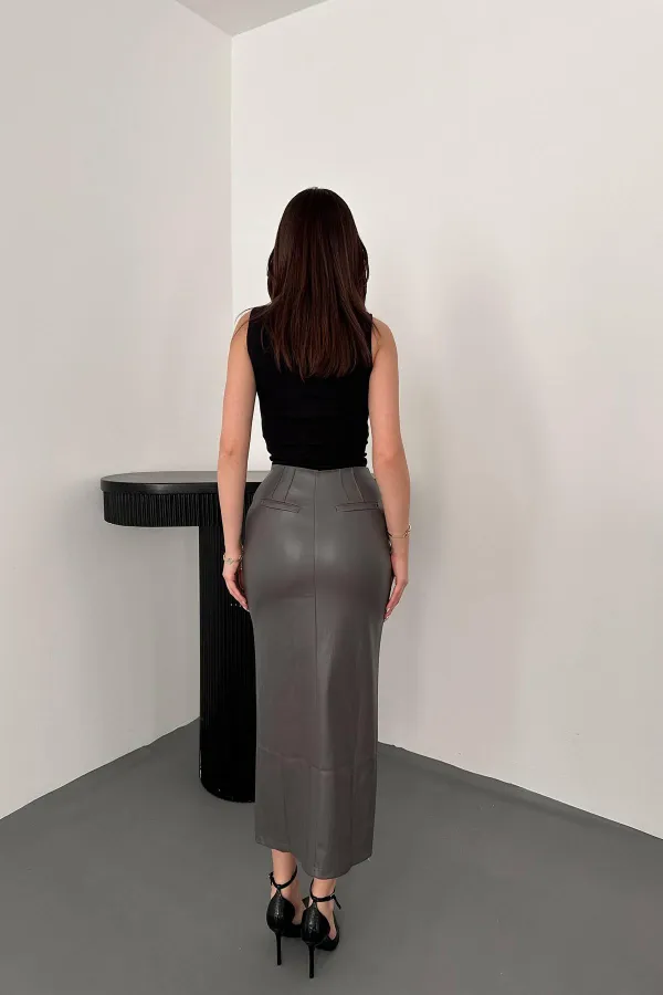 Jupe grise fendue et brodée en gros